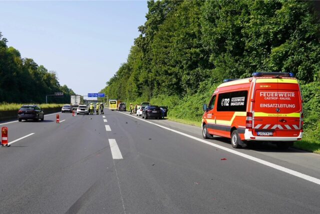 Ein Unfall auf der A42 forderte am Samstagmittag (31.8.) drei verletzte Personen, die zur stationären Behandlung in ein Krankenhaus gebracht werden mussten.