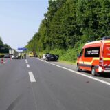 Ein Unfall auf der A42 forderte am Samstagmittag (31.8.) drei verletzte Personen, die zur stationären Behandlung in ein Krankenhaus gebracht werden mussten.