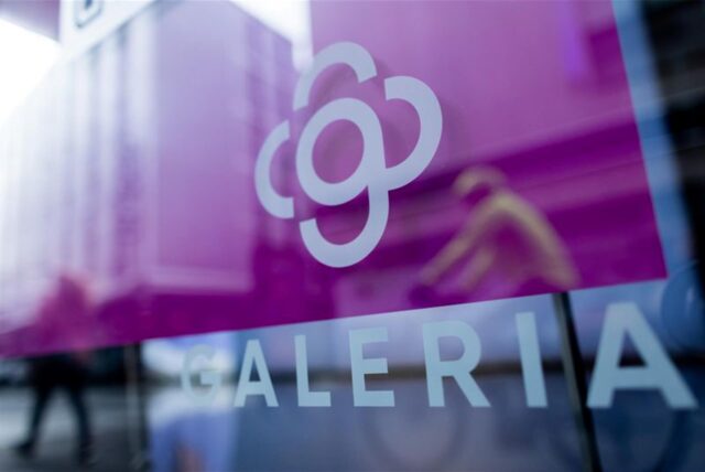 Blick auf das neue Logo des Warenhauskonzerns Galeria Karstadt Kaufhof an einer Filiale.