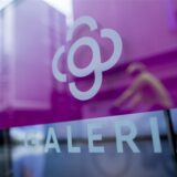 Blick auf das neue Logo des Warenhauskonzerns Galeria Karstadt Kaufhof an einer Filiale.