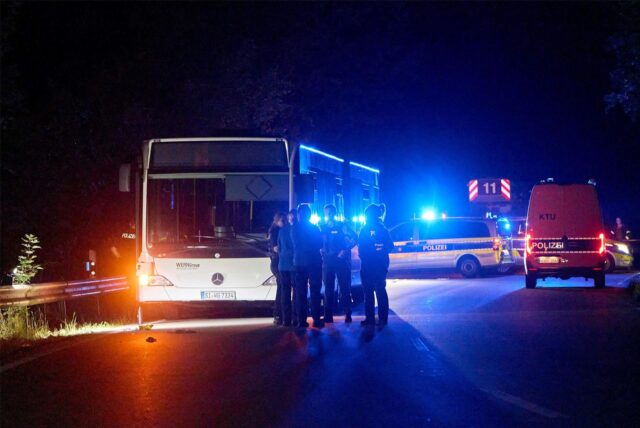 Polizisten stehen vor einem Bus, der auf einer Sonderlinie zu einem Stadtfest fahren sollte. Eine 32-jährige Tatverdächtige habe in dem Bus andere Fahrgäste mutmaßlich mit einem Messer angegriffen. Es gebe mehrere Verletzte, aber keinerlei Hinweise auf einen terroristischen Hintergrund, teilte die Polizei mit.