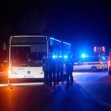 Polizisten stehen vor einem Bus, der auf einer Sonderlinie zu einem Stadtfest fahren sollte. Eine 32-jährige Tatverdächtige habe in dem Bus andere Fahrgäste mutmaßlich mit einem Messer angegriffen. Es gebe mehrere Verletzte, aber keinerlei Hinweise auf einen terroristischen Hintergrund, teilte die Polizei mit.