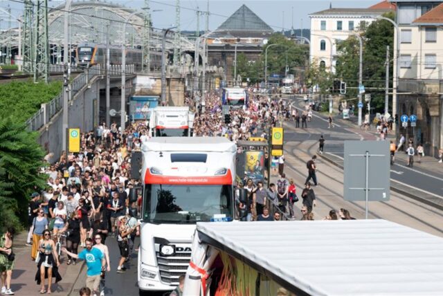 Tausende Menschen demonstrieren auf der Straße.