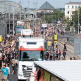 Tausende Menschen demonstrieren auf der Straße.