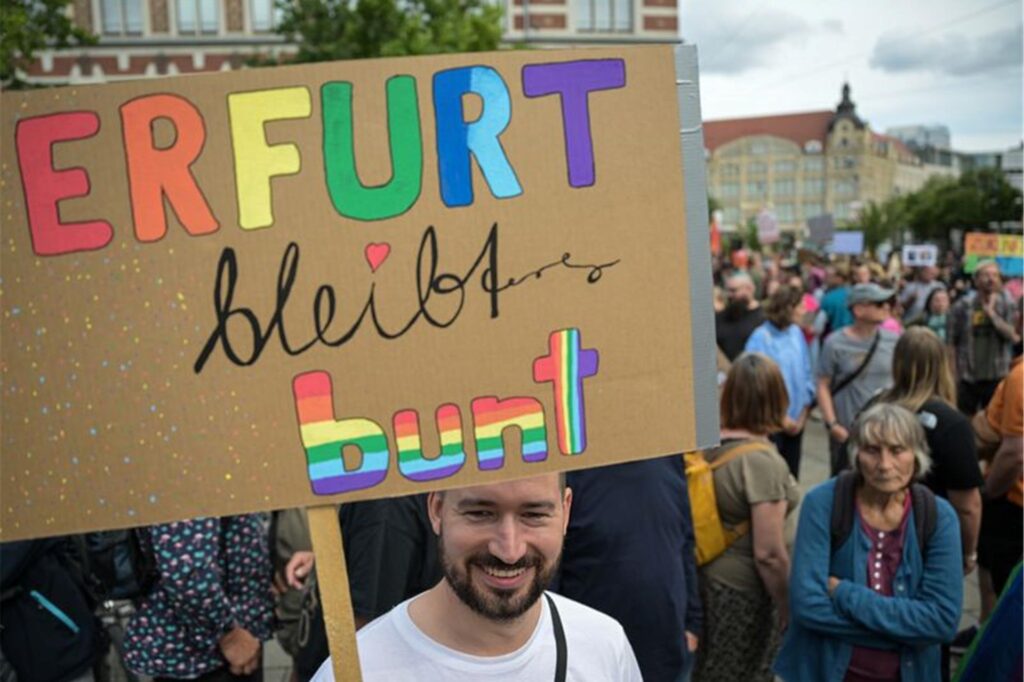 Ein Demonstrant hält ein Schild mit der Aufschrift «Erfurt bleibt bunt». Ein Demonstrant hält ein Schild mit der Aufschrift «Erfurt bleibt bunt».