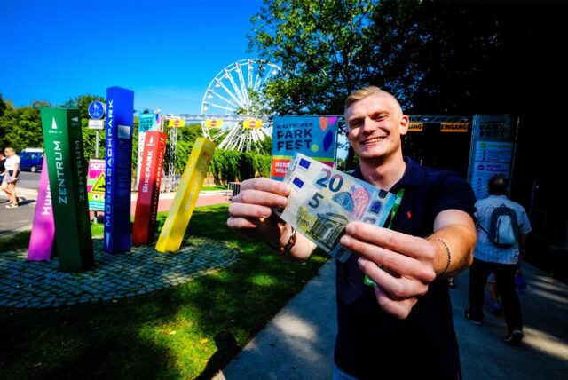 Unser Redakteur Johannes Wenzel hält 25 Euro in der Hand.