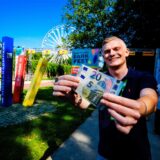 Unser Redakteur Johannes Wenzel hält 25 Euro in der Hand.