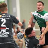 Handball Oberliga, 1. Spieltag 31. Auust 2024, Halle Nord: PSV Recklinghausen – TuS Vometal 29:37. Lars Sporkmann wird gestoppt.