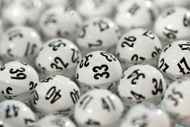 Die offiziellen Lotto-Kugeln vor der Ziehung der Lottozahlen.