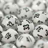 Die offiziellen Lotto-Kugeln vor der Ziehung der Lottozahlen.