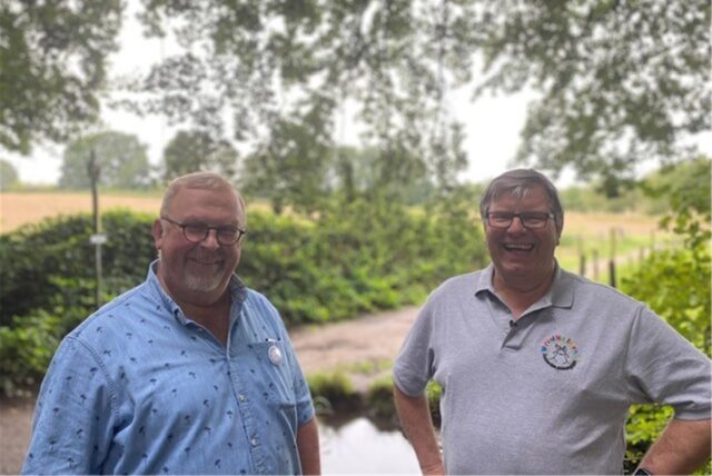 Willi Müller (r.) ist Vorstand des Vereins „Wir sind Merklinde“. Gemeinsam mit seinem Stellvertreter Reimund Panitz, setzte er sich für die Umsetzung eines Trimm-dich-Pfads für Kinder in ihrem Stadtteil ein.