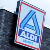 Leuchtreklame mit Aldi-Logo.