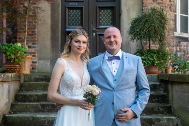 Sina (geborene Epperlein) und Gordon Walocha haben auf Schloss Bladenhorst standesamtlich geheiratet.