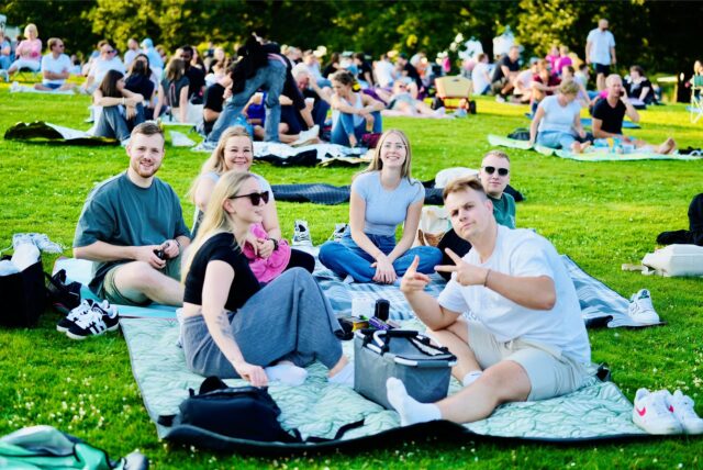 Besucher beim Lichterfest im Westfalenpark Dortmund.