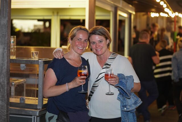 Rappelvoll war es am Samstagabend im Biergarten von Tante Amanda. Die ausgelassene Partystimmung konnte unser Fotograf auf vielen Schnappschüssen einfangen.