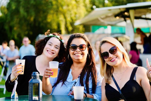 Drei Frauen mit Getränken beim Lichterfest im Westfalenpark