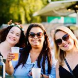 Drei Frauen mit Getränken beim Lichterfest im Westfalenpark