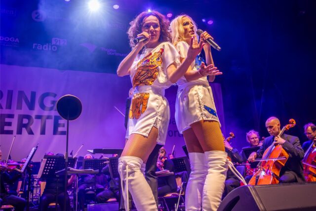 Jeannette Wernecke als Agnetha und Yvonne Ernicke als Annifrid beim Cityring-Konzert in Dortmund