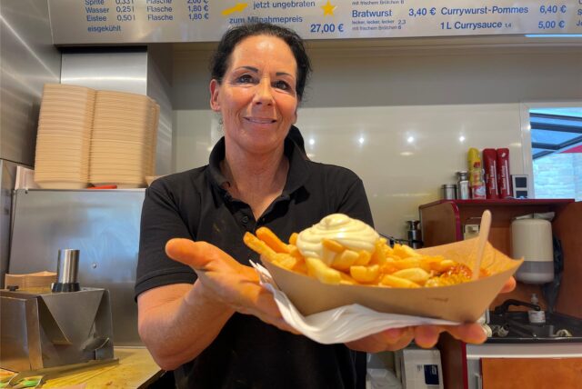Monika Wolf arbeitet im bekannten Imbisswagen von „Wurst Willi“ (Archivbild).