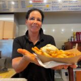 Monika Wolf arbeitet im bekannten Imbisswagen von „Wurst Willi“ (Archivbild).
