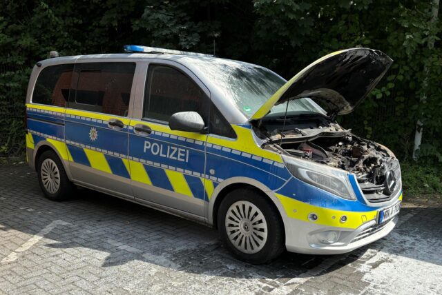 Ein Streifenwagen hat gebrannt.