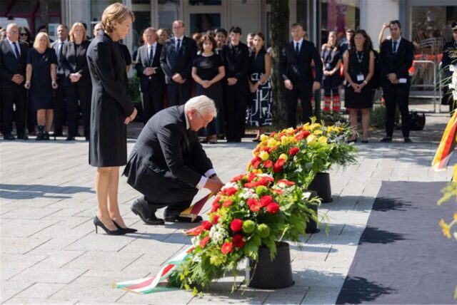 Bundespräsident Steinmeier legt Kranz am Tatort nieder.