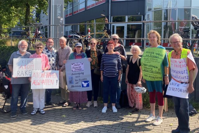 Menschen mit Plakaten an den Körpern.