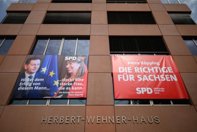 Ein Wahlbanner mit Michael Kretschmer (CDU, links), Ministerpräsident von Sachsen, und Petra Köpping (SPD), Sozialministerin von Sachsen und Spitzenkandidatin für die Landtagswahl, hängt nach der Vorstellung der Kampagne für die Landtagswahl in Sachsen am Herbert-Wehner-Haus.