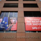 Ein Wahlbanner mit Michael Kretschmer (CDU, links), Ministerpräsident von Sachsen, und Petra Köpping (SPD), Sozialministerin von Sachsen und Spitzenkandidatin für die Landtagswahl, hängt nach der Vorstellung der Kampagne für die Landtagswahl in Sachsen am Herbert-Wehner-Haus.