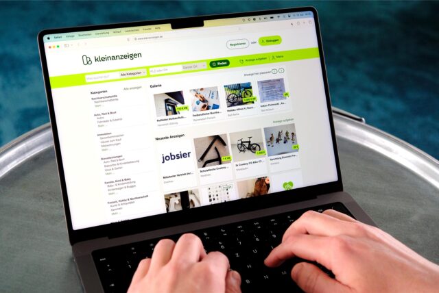 Auf einem Laptop ist die Website von Kleinanzeigen zu sehen.