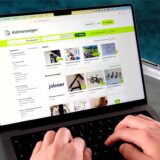 Auf einem Laptop ist die Website von Kleinanzeigen zu sehen.