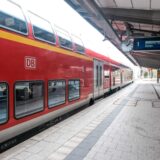 Der RE 42 steht an Gleis 1 des Recklinghäuser Hauptbahnhofs.