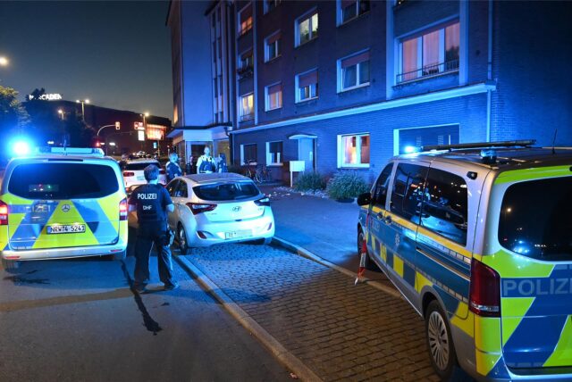 Mehrere Polizeiwagen stehen an einem Mehrfamilienhaus nahe den Mercaden in Dorsten.