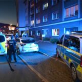 Mehrere Polizeiwagen stehen an einem Mehrfamilienhaus nahe den Mercaden in Dorsten.