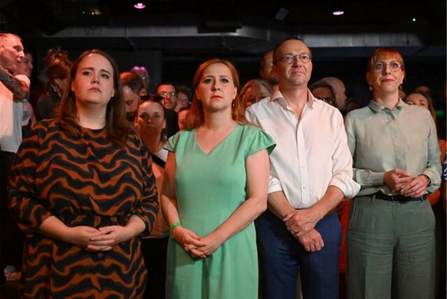 Ricarda Lang, Bundesvorsitzende von Bündnis90/Die Grünen, Franziska Schubert, Wolfram Günther und Katja Meier, von den Grünen reagieren kurz vor der Verkündung der ersten Prognosen. In Sachsen fand am Sonntag die Landtagswahl statt.