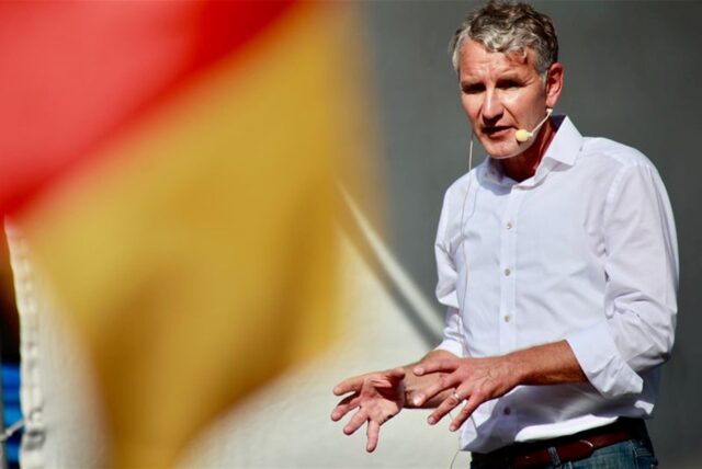 AfD-Spitzenkandidat Björn Höcke spricht während einer Wahlkampfveranstaltung auf einem Marktplatz.