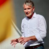 AfD-Spitzenkandidat Björn Höcke spricht während einer Wahlkampfveranstaltung auf einem Marktplatz.