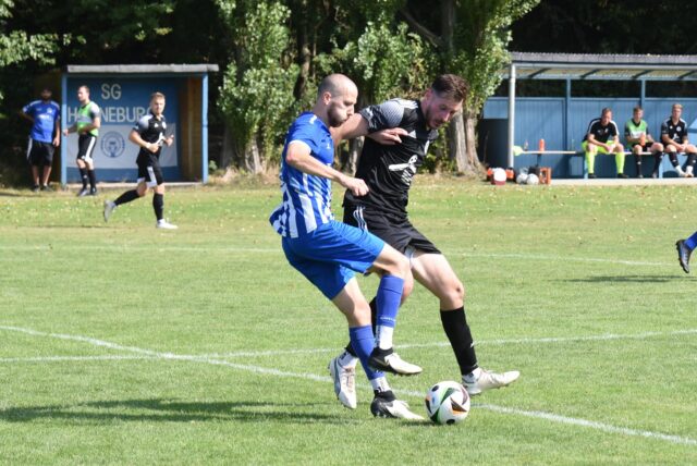 Sebastian Schulz (r.) von der SG Horneburg und Hochlars Dominic Peters kämpfen in dieser Szene um den Ball.