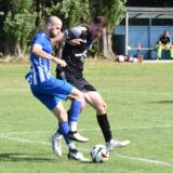 Sebastian Schulz (r.) von der SG Horneburg und Hochlars Dominic Peters kämpfen in dieser Szene um den Ball.