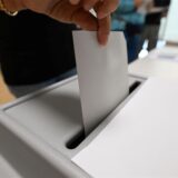 Eine Frau wirft bei der Stimmabgabe zur Landtagswahl in Sachsen in einem Wahllokal ihren Stimmzettel in die Wahlurne.