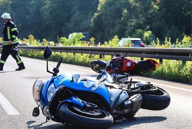 Zwei Motorräder sind an der Unfallstelle auf der A45 zu sehen.