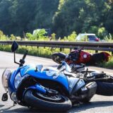 Zwei Motorräder sind an der Unfallstelle auf der A45 zu sehen.