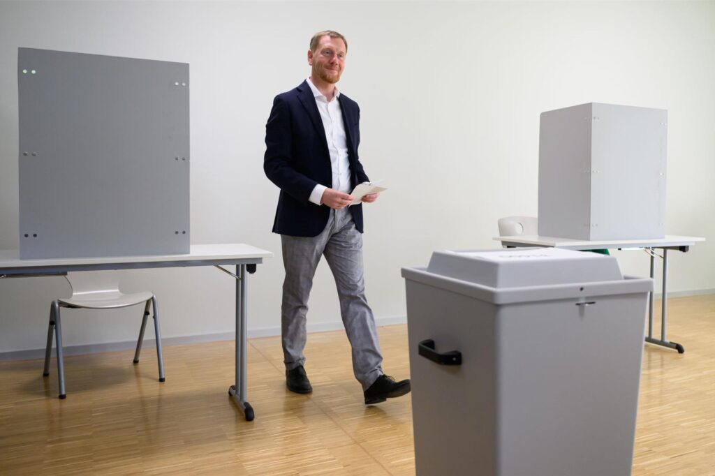 Michael Kretschmer (CDU), Ministerpräsident von Sachsen, geht bei der Stimmabgabe zur Landtagswahl in Sachsen im Wahllokal zur Wahlurne. In Sachsen findet am Sonntag die Landtagswahl statt.
