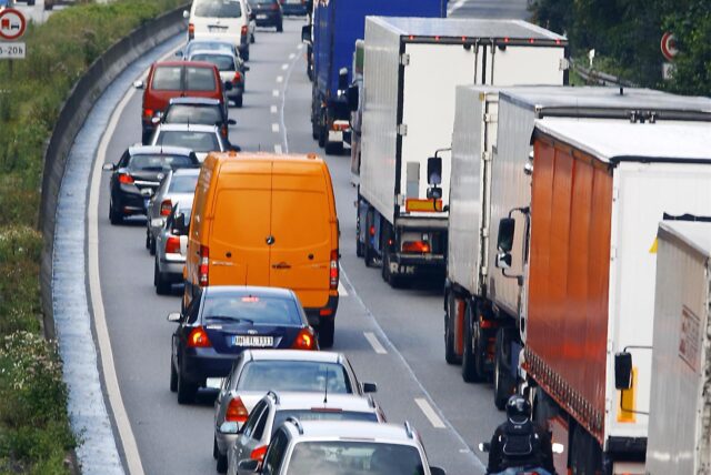 Stau auf der B1 im Berufsverkehr