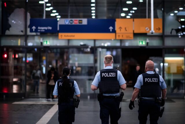 Bundespolizisten am Essener Hauptbahnhof