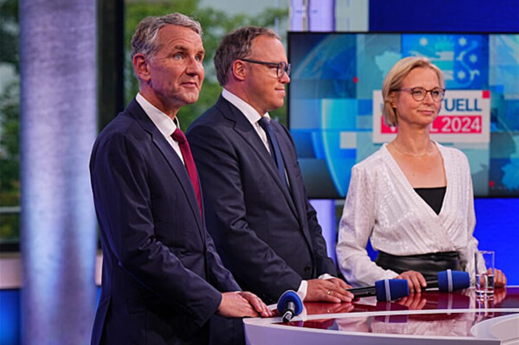 Mario Voigt (CDU, M), Vorsitzender der CDU in Thüringen und Spitzenkandidat, steht in einem Fernsehstudio bei der Runde der Spitzenkandidaten neben Björn Höcke (AfD), Partei- und Fraktionsvorsitzender der AfD in Thüringen und Spitzenkandidat, und Katja Wolf, Spitzenkandidatin des Bündnis Sahra Wagenknecht (BSW) in Thüringen.
