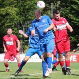 Justin Buth (M.) steigt nach Verletzung langsam wieder ins Training beim SV Hochlar ein.