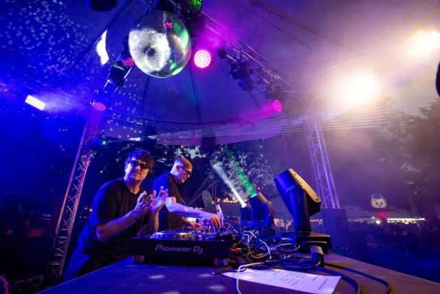 Zwei DJs auf der Bühne