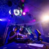 Zwei DJs auf der Bühne