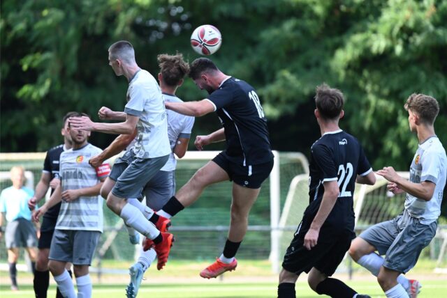 Im Hinspiel setzte sich SW Röllinghausen bei der Spvgg. Erkenschwick II mit 5:2 durch. Im Rückspiel geht es nun in Recklinghausen auf den Naturrasenplatz.